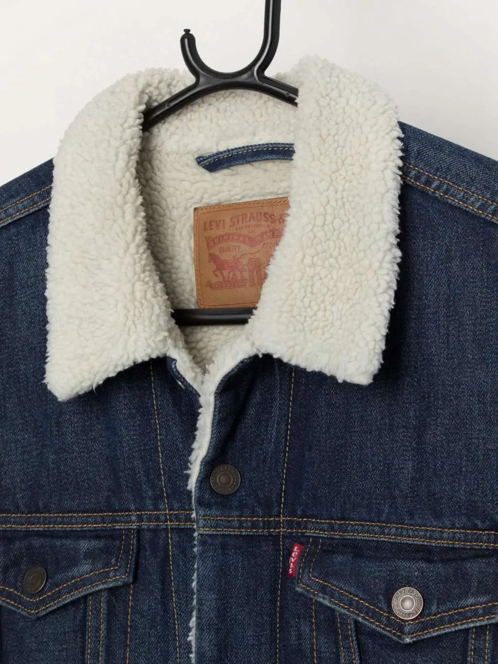 Men’s Levis blue sherpa denim trucker jacket with white collar – Medium