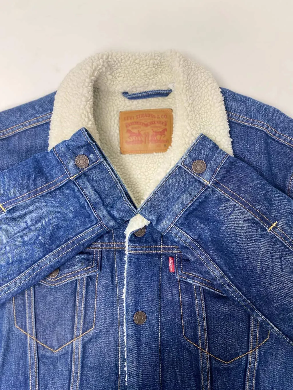 Men’s Levis blue sherpa denim trucker jacket with white collar – Medium