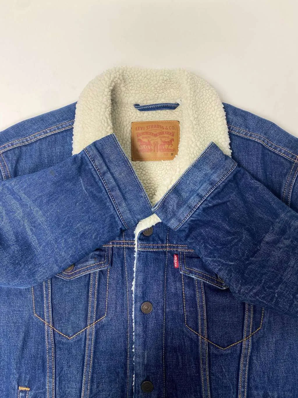 Men’s Levis blue sherpa denim trucker jacket with white collar – Medium