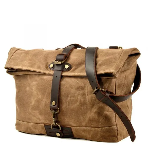 One-shoulder messenger bag in oiled canvas unisex