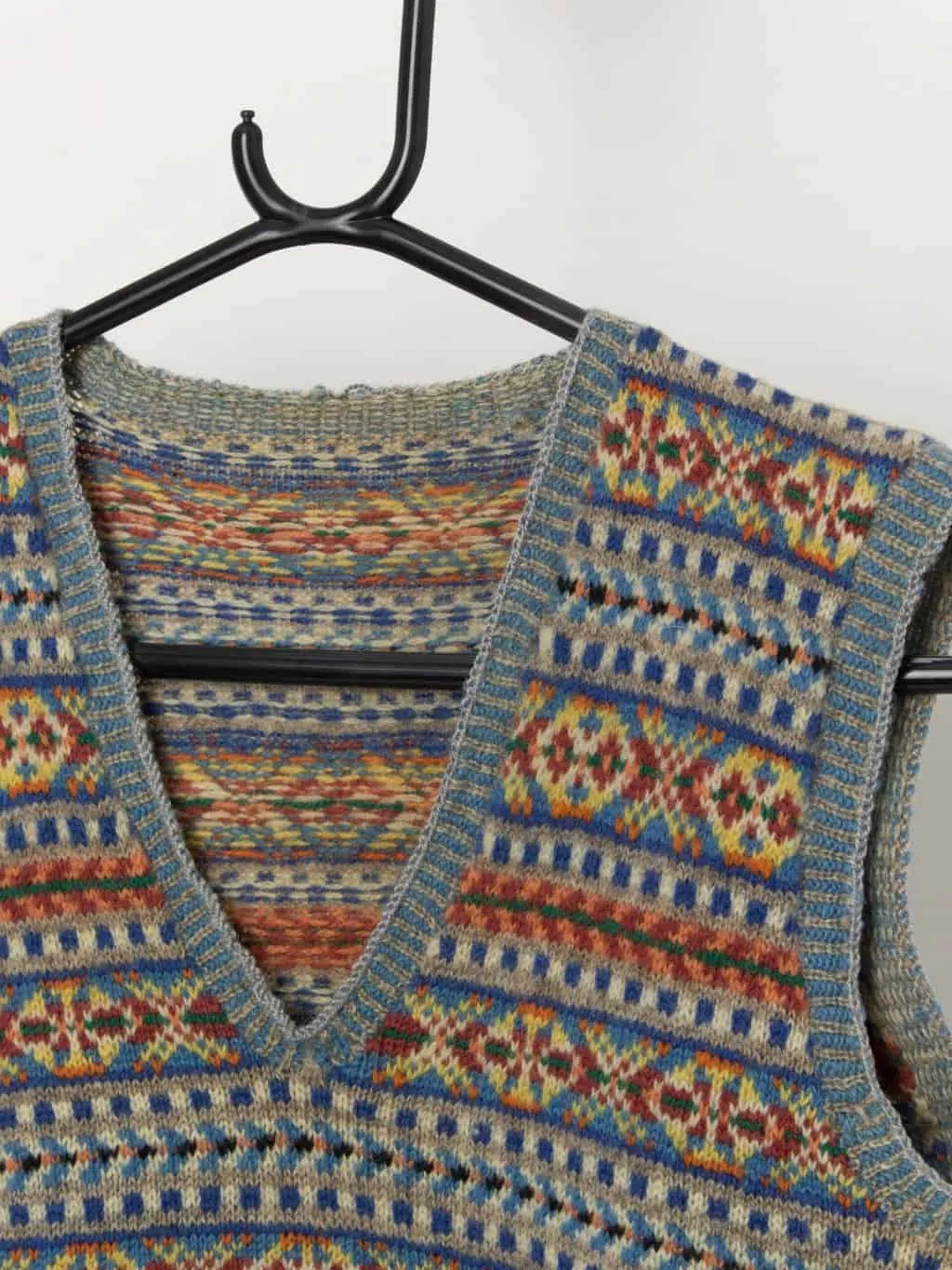 Vintage handknitted wool vest with abstract pattern – Small / Medium